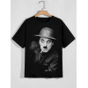 Tricou Charlie Chaplin într-o pălărie și cu un bumbac de țigară